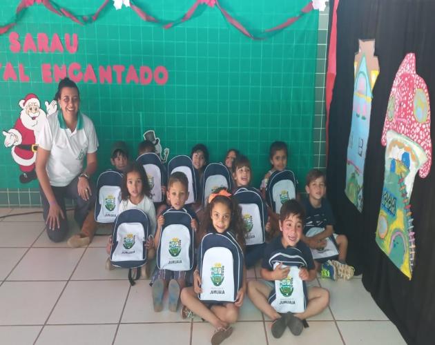 PREFEITURA DE JURUAIA ENTREGA MOCHILAS, LANCHEIRAS E ESTOJOS PARA ALUNOS DA REDE MUNICIPAL