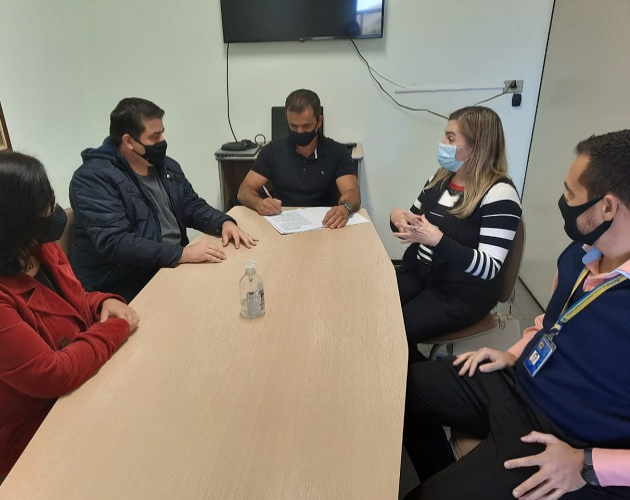 PREFEITURA DE JURUAIA FIRMA CONTRATO NO VALOR DE R$1,74 MI PARA COMPRA DE CAMINHÕES PARA A SECRETARIA DE AGRICULTURA