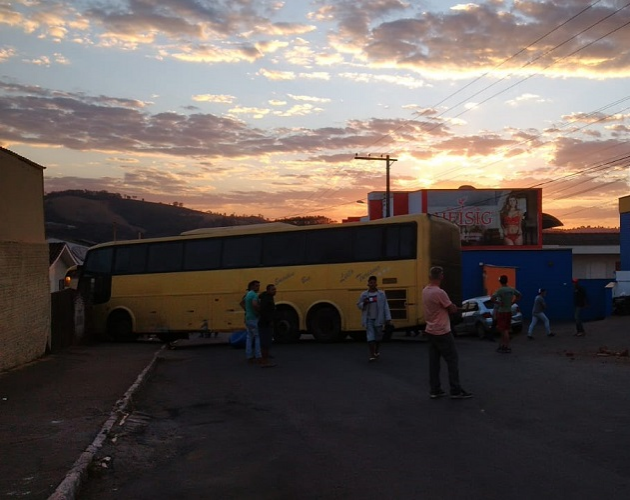 SECRETARIA DE ASSISTÊNCIA SOCIAL ATENDE PASSAGEIROS DE ÔNIBUS QUE PERDEU O CONTROLE NO CENTRO DA CIDADE