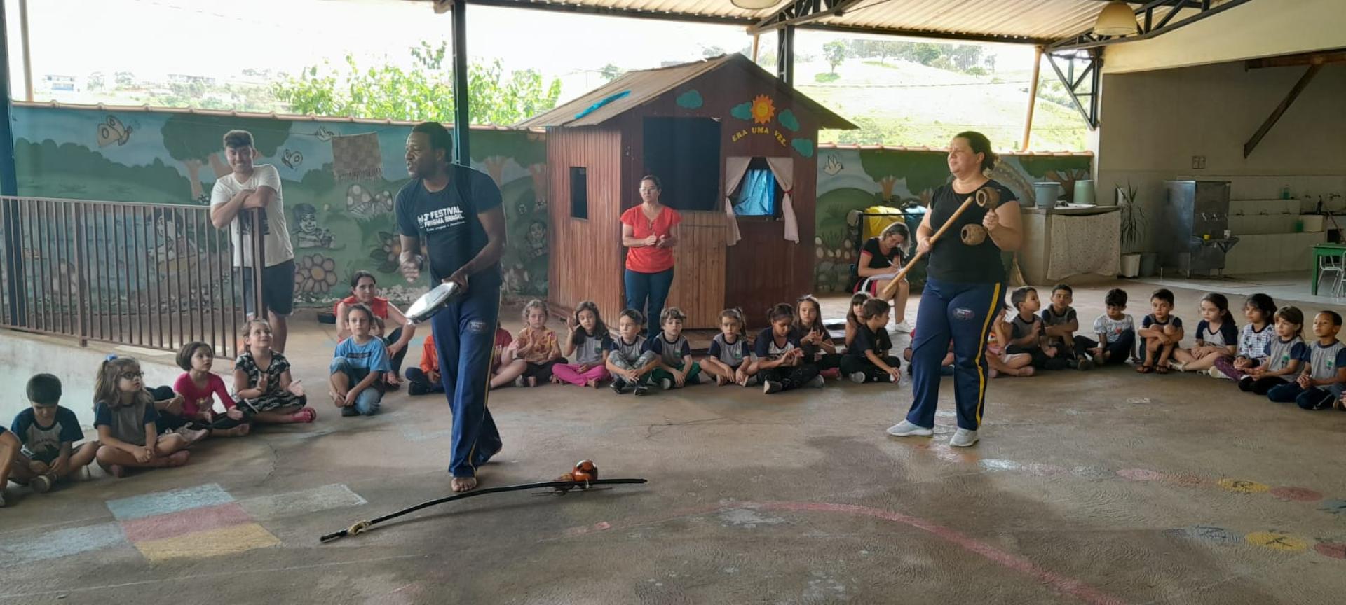 RODA DE CAPOEIRA NA ESCOLA