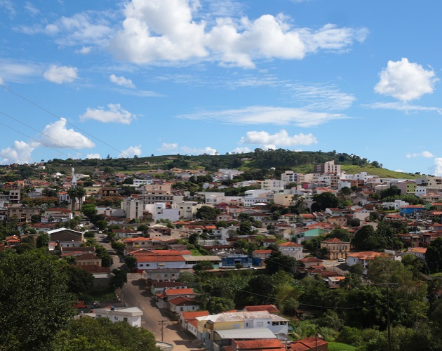 Prefeito Celsinho assina a Certidão de Regularização Fundiária nº 01