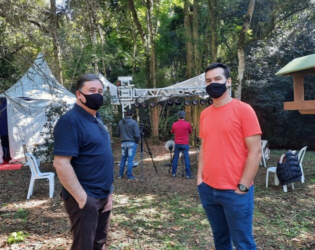 PREFEITO ALVINHO E SECRETÁRIO DE DESENVOLVIMENTO ECONÔMICO E TURÍSTICO ACOMPANHAM PRODUÇÃO DE DESFILE DA FELINJU 2021