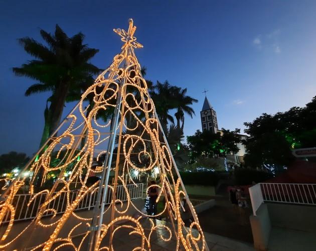 Natal Juruaia- Você é feliz ilumina a Praça Prefeito Benjamim Antônio