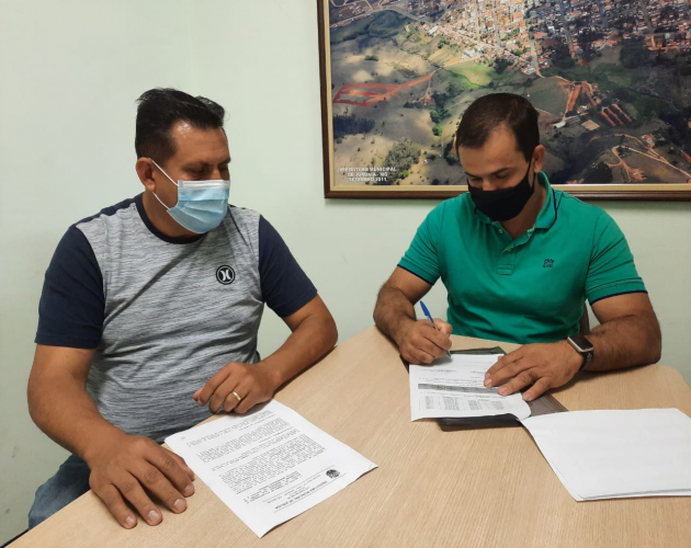PREFEITURA DE JURUAIA ASSINA ADITIVO E REPASSA MAIS R$60 MIL AO HOSPITAL MONSENHOR GENÉSIO