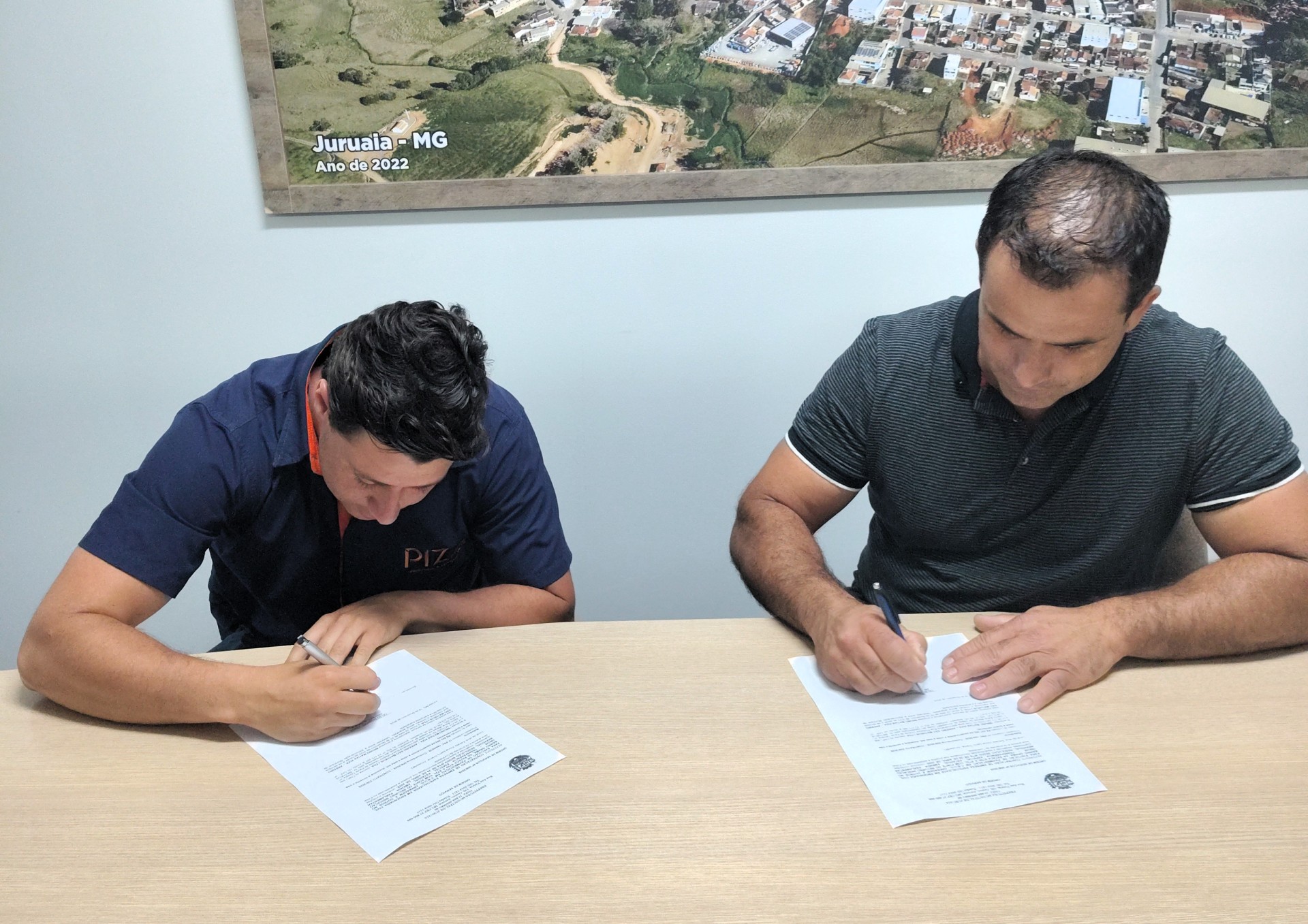 Prefeito Celsinho assina Ordem de Serviço para o Asfaltamento do Bairro Grama