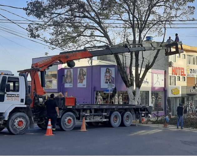 SECRETARIA DE OBRAS REALIZA CORTE DE ARVÓRES DE GRANDE PORTE EM JURUAIA