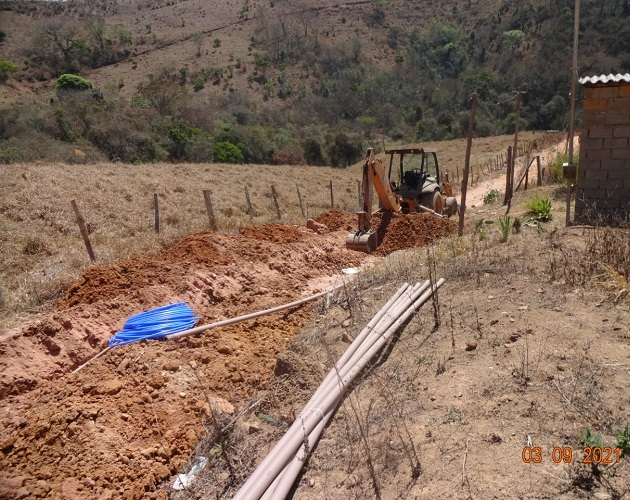 SECRETARIA DE OBRAS E COPASA INSTALAM NOVA REDE DE ÁGUA POTÁVEL NO BAIRRO BARRA MANSA