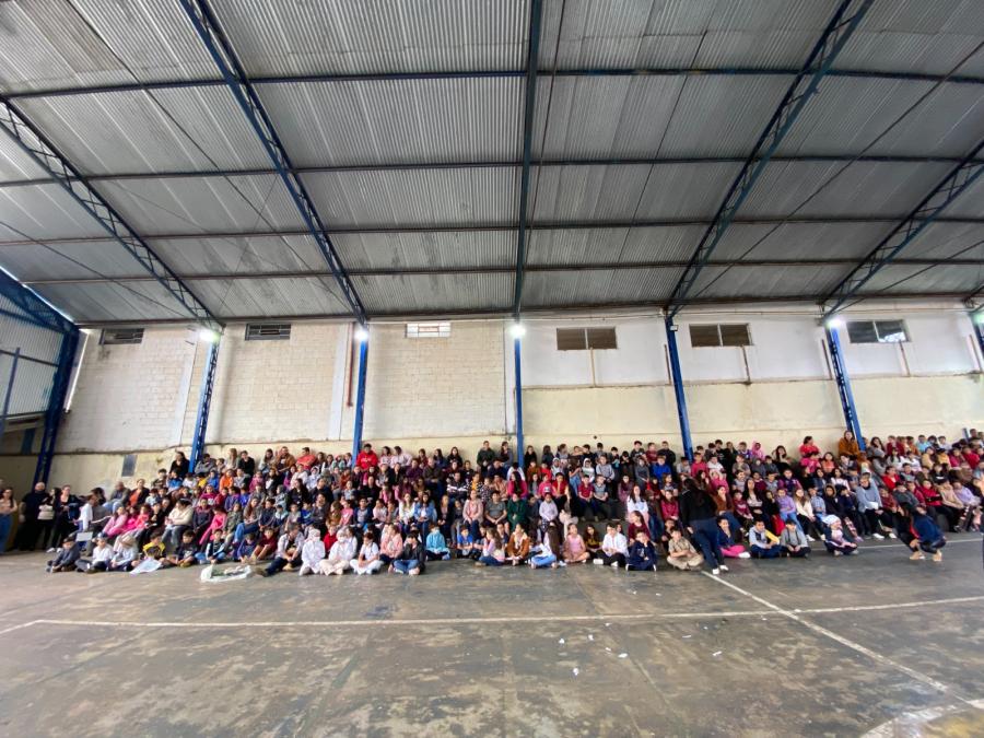 Alunos da Escola Municipal Professora Nair Gaspar de Rezende homenageiam trabalhadores e celebram destaque acadêmico