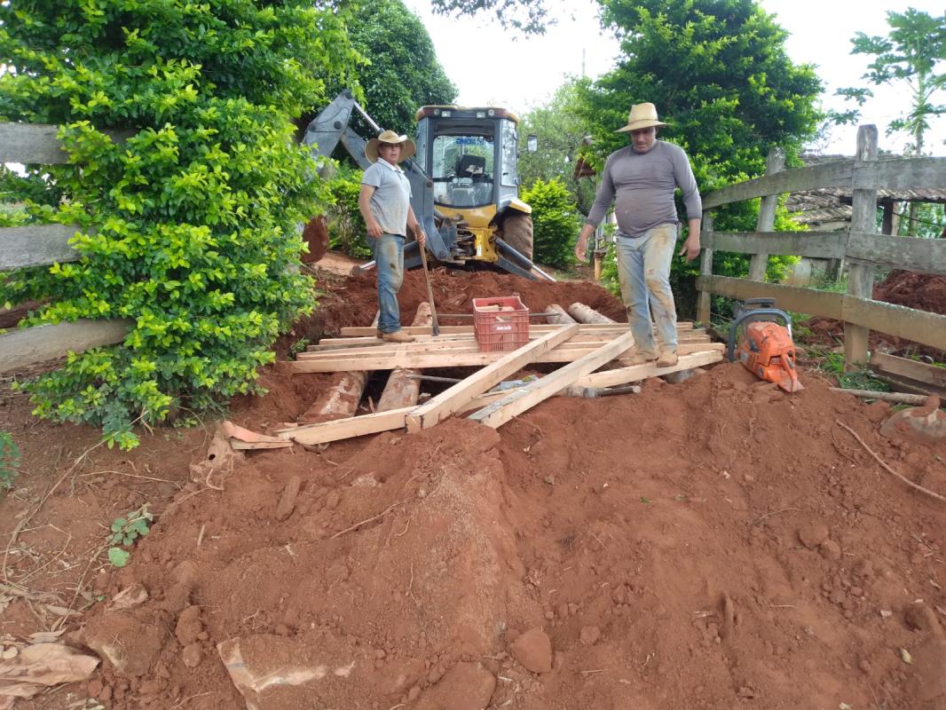 PREFEITURA DE JURUAIA REALIZA INSTALAÇÃO DE MATA-BURROS E PONTES NO BAIRRO RURAL MACACOS
