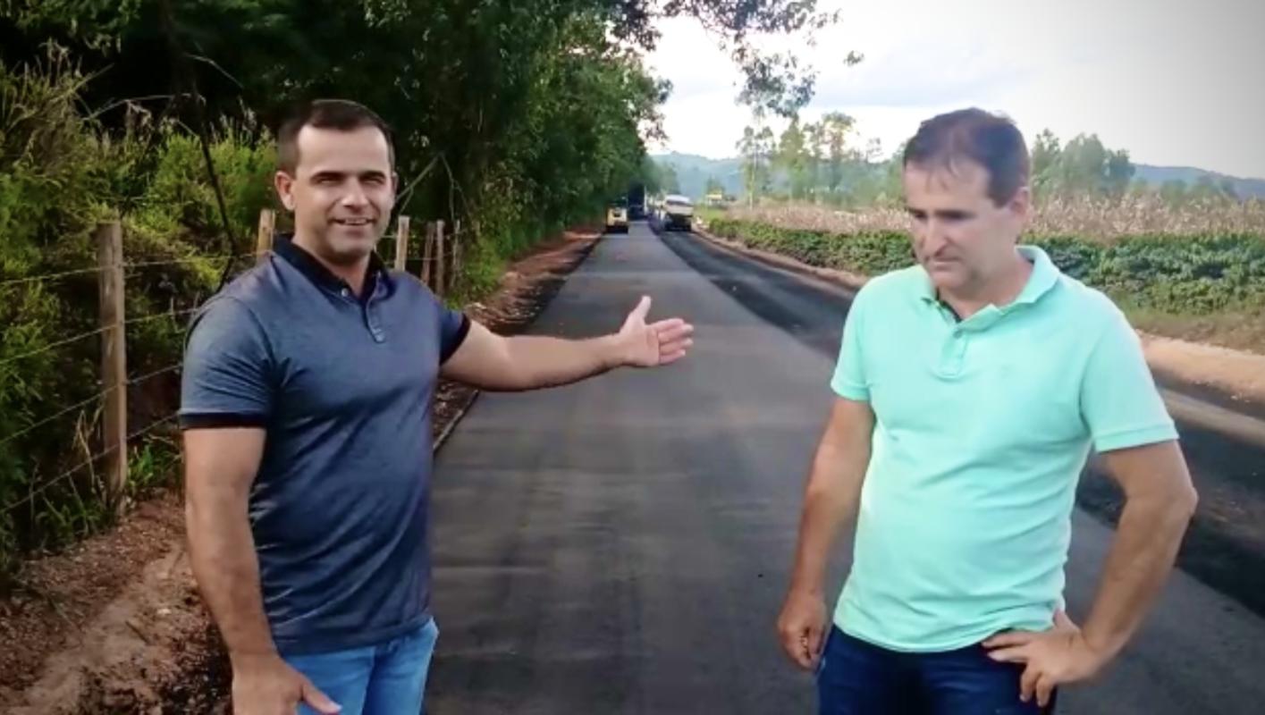 PREFEITURA SEGUE OBRAS DE PAVIMENTAÇÃO ASFÁLTICA NA ESTRADA QUE LIGA JURUAIA AO DISTRITO MATA DO SINO