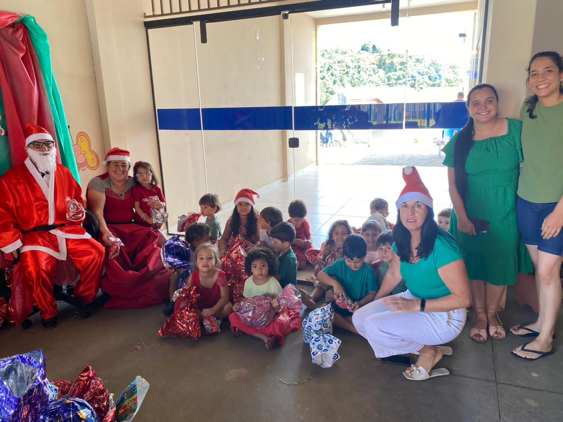 CEMEI NÔEMIA AUGUSTA P. DE CASTRO REALIZA FESTA DE CONFRATERNIZAÇÃO COM CHEGADA DO PAPAI NOEL