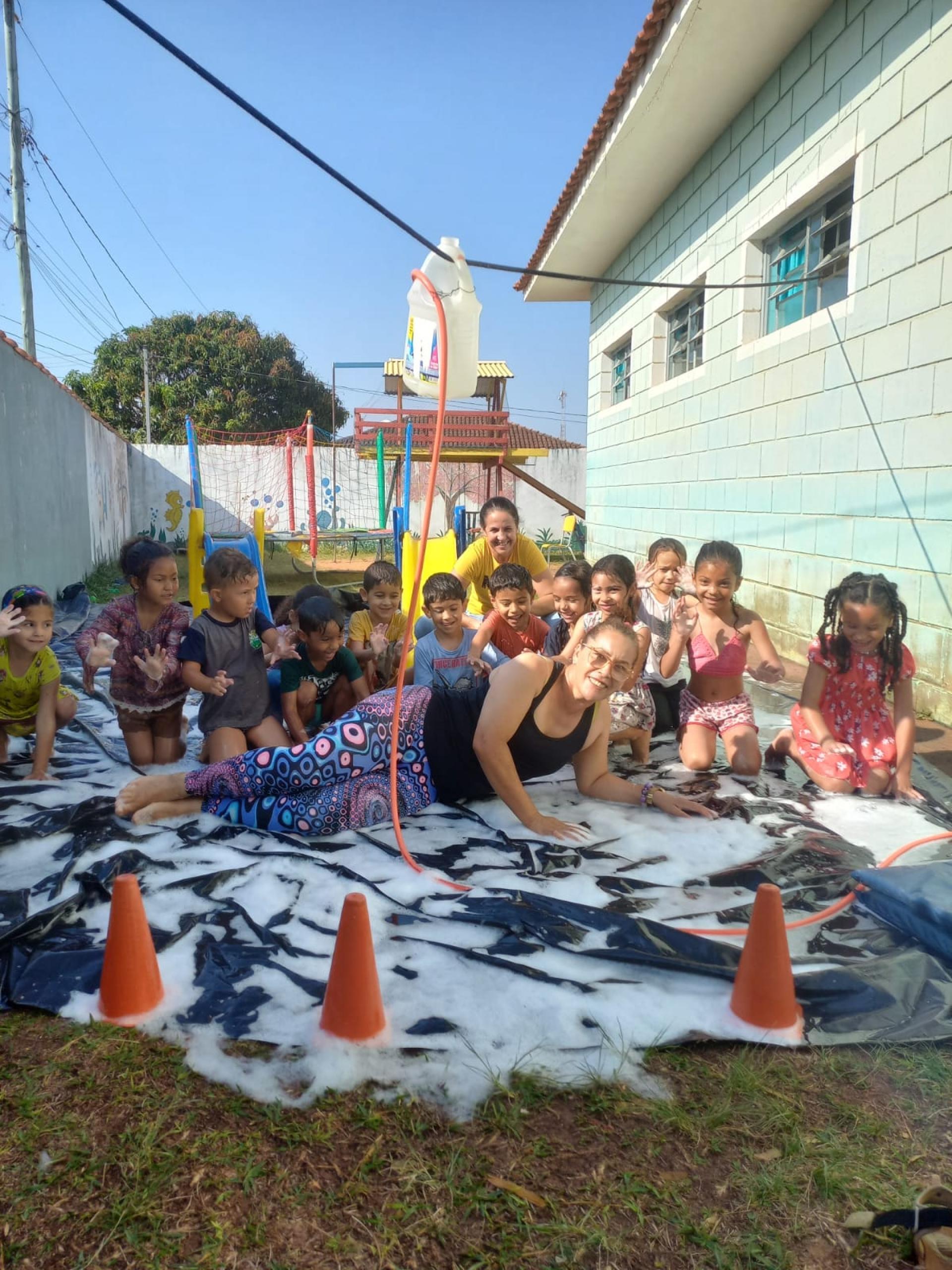 ALUNOS E COLABORADORES DO CEMEI VITOR HUGO TAMBÉM REALIZARAM ATIVIDADES PARA AMENIZAR O CALOR