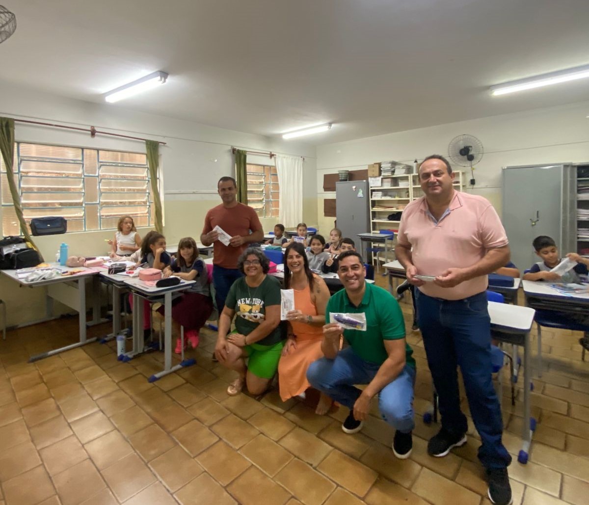 Prefeitura de Juruaia realiza entrega de kits de saúde bucal para alunos da rede municipal