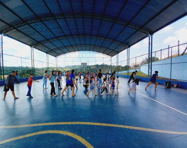 APRESENTAÇÃO DE CAPOEIRA DIVERTE E ENCANTA AS CRIANÇAS