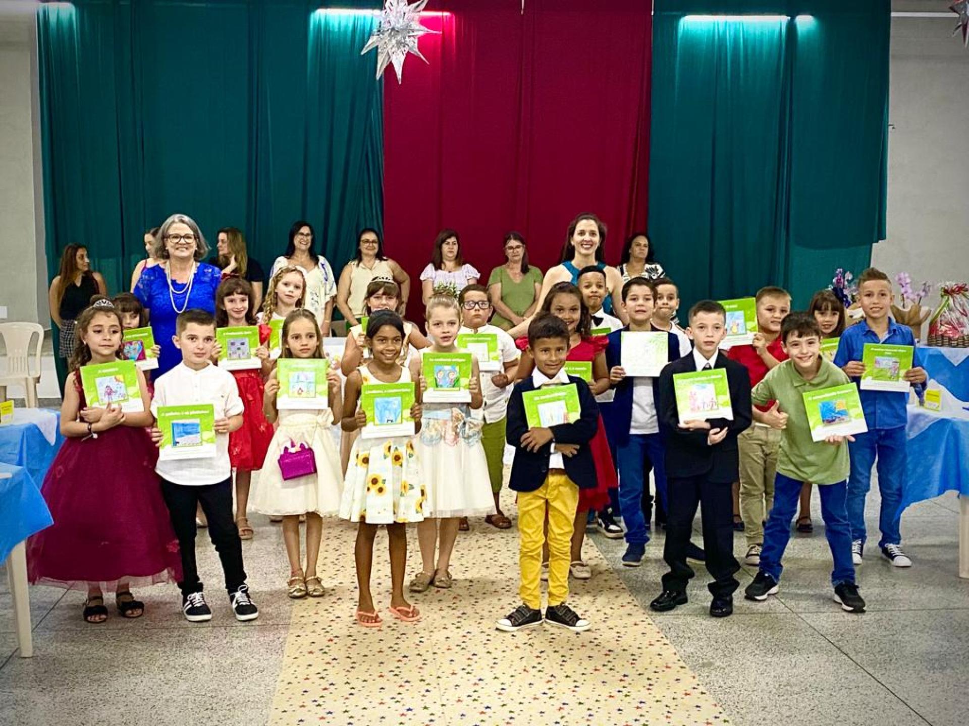 ESTANTE MÁGICA: ALUNOS DE JURUAIA ESCREVEM LIVRO E PARTICIPAM DE NOITE DE AUTÓGRAFOS