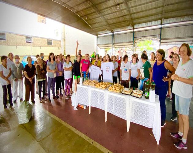 GRUPO DA MELHOR IDADE RECEBE NOVAS CAMISETAS