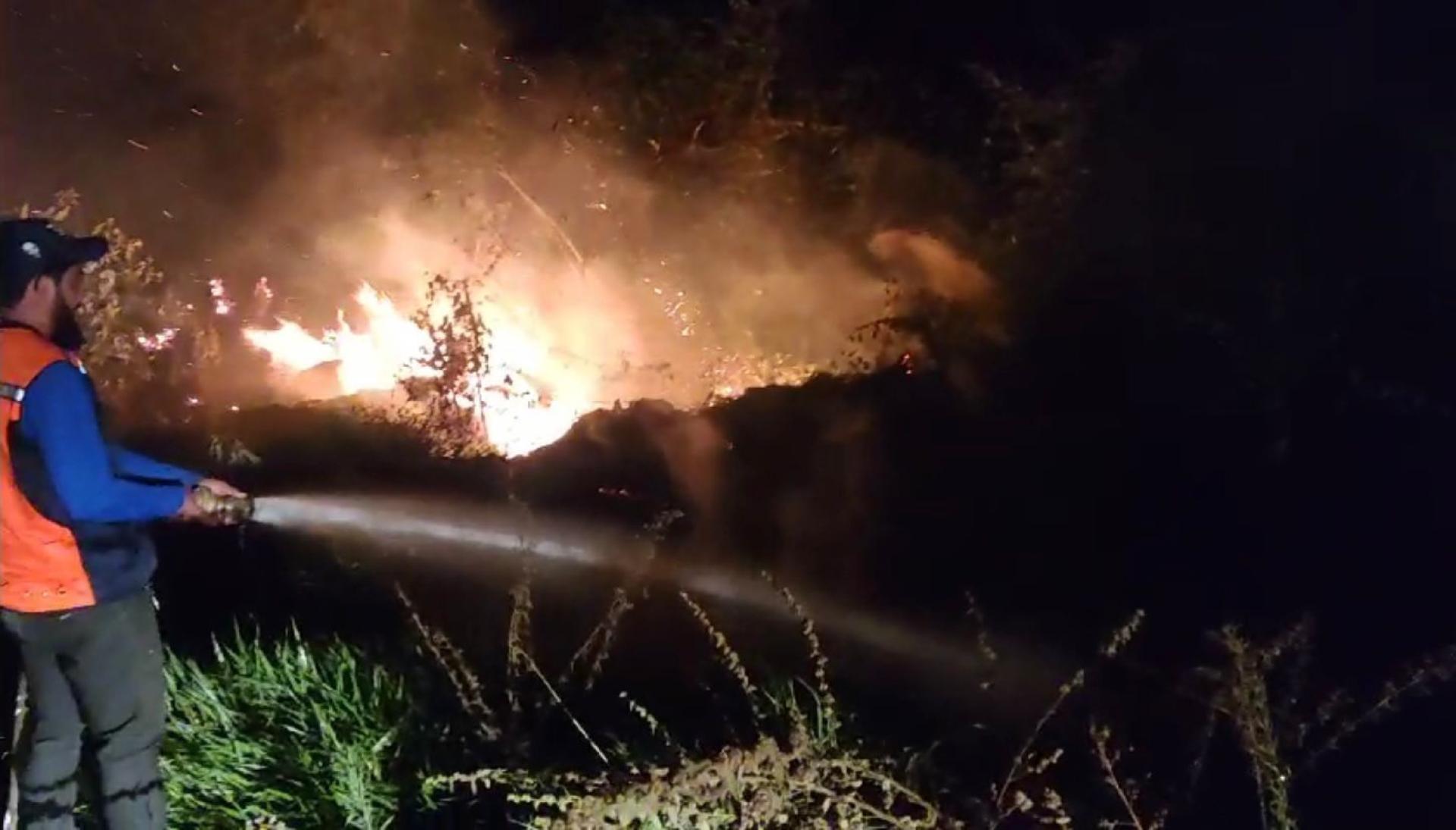 DEFESA CIVIL DE JURUAIA ATUA NO COMBATE AOS FOCOS DE INCÊNDIO