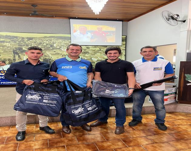 JURUAIA RECEBE KITS DE MATERIAIS ESPORTIVOS ATRAVÉS DO DEPUTADO ESTADUAL ANTONIO CARLOS ARANTES