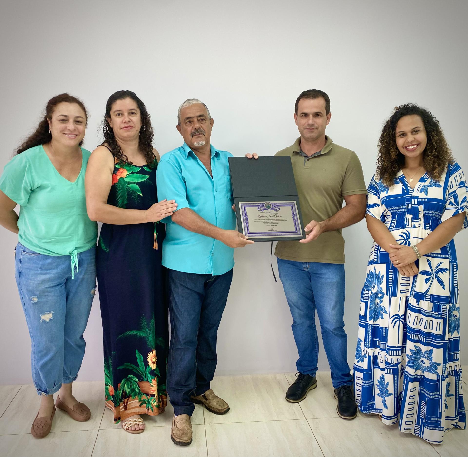 SERVIDORES APOSENTADOS RECEBEM HOMENAGEM DA PREFEITURA DE JURUAIA