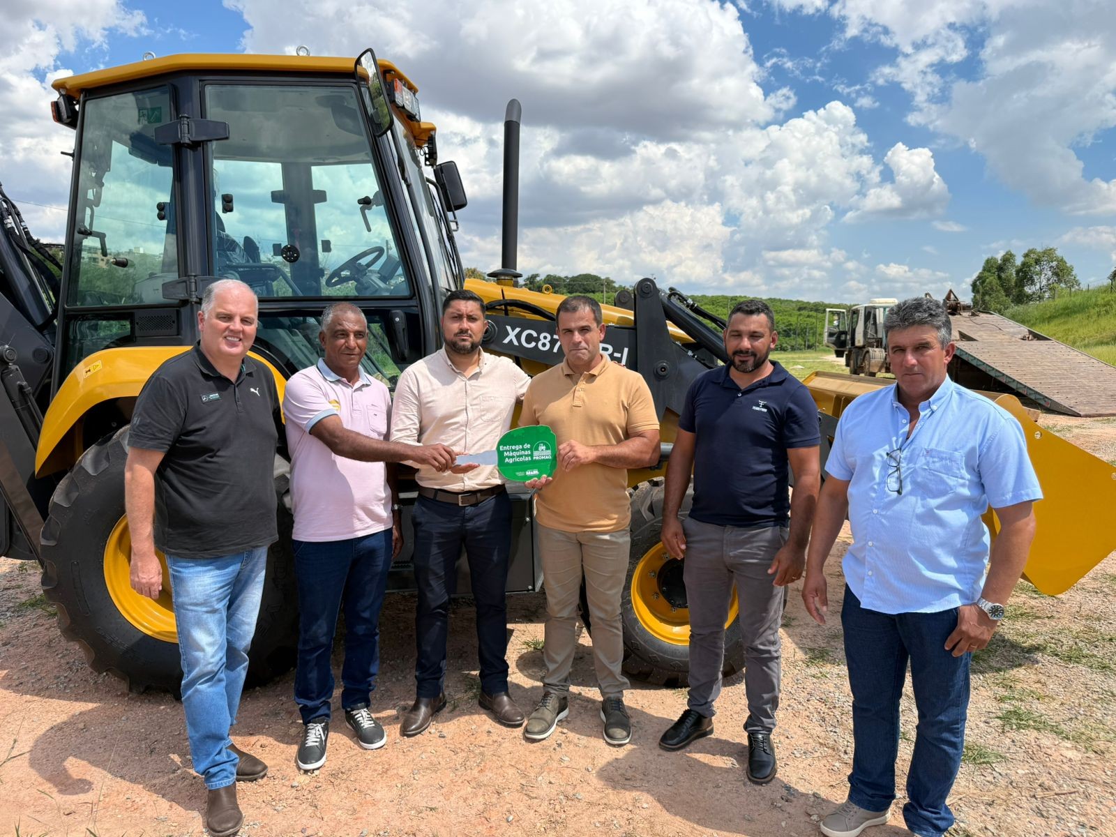 Juruaia ganha nova retroescavadeira para fortalecer estradas e apoio ao produtor rural!