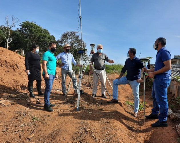 PREFEITURA FAZ LEVANTAMENTO TOPOGRÁFICO PARA REGULARIZAÇÃO FUNDIÁRIA DO LOTEAMENTO NENÊ REIS
