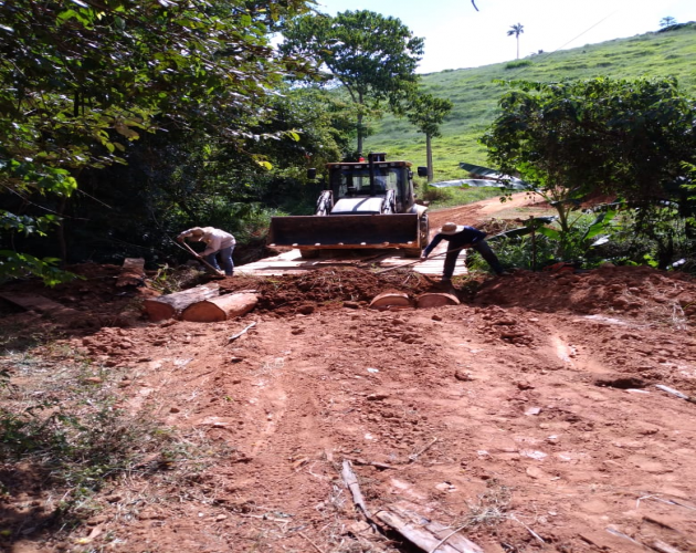 SERVIDORES DA SECRETARIA DE OBRAS E SERVIÇOS PÚBLICOS PROMOVEM MELHORIAS NA  ZONA RURAL