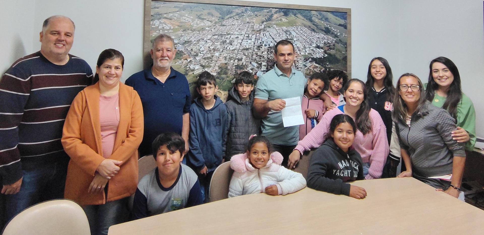 Alunos da Escola João Custódio de Azevedo visitam Prefeitura 