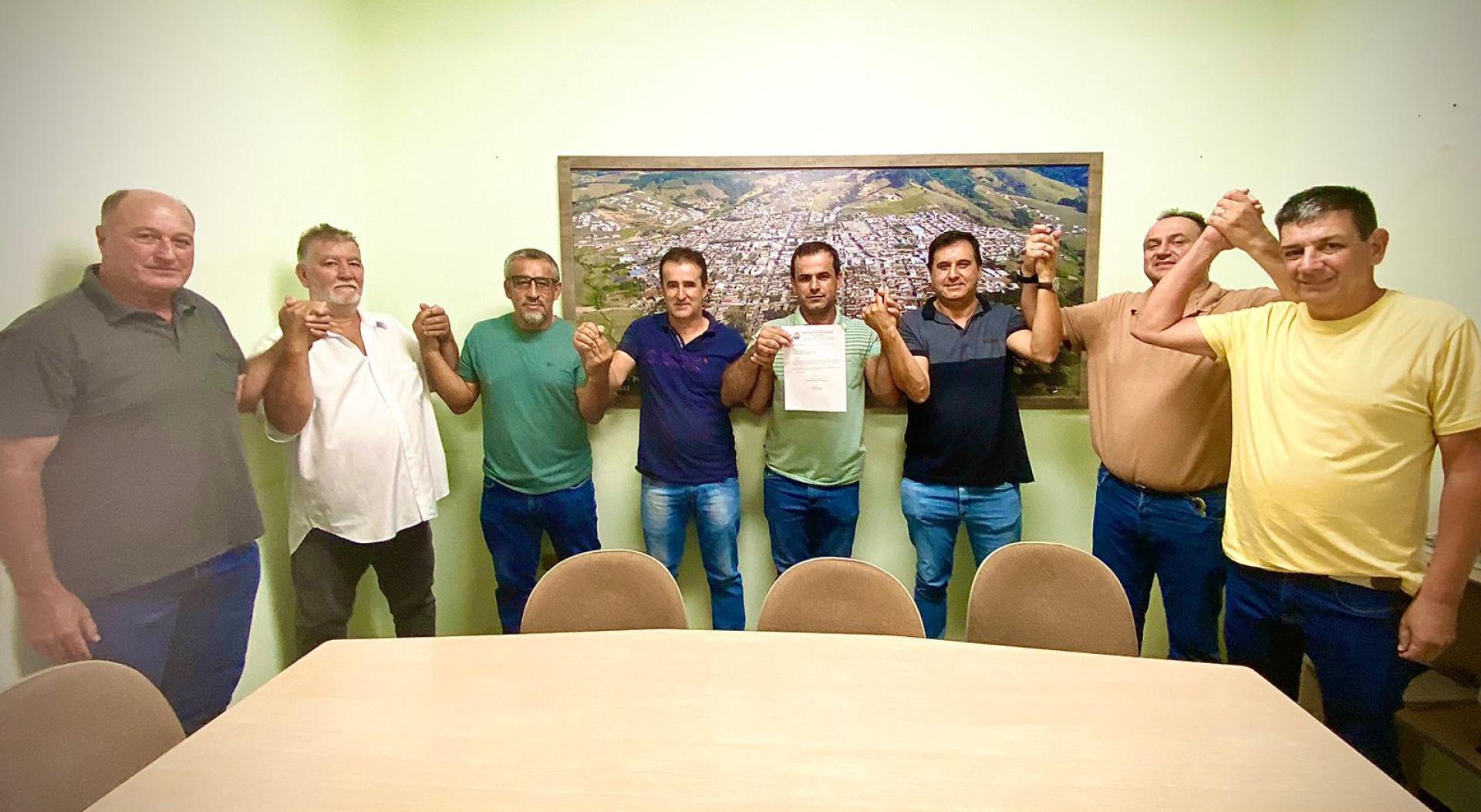 PREFEITO CELSINHO ASSINA ORDEM DE SERVIÇO PARA ASFALTAMENTO DE MAIS UM TRECHO DA ESTRADA QUE LIGA JURUAIA AO DISTRITO MATA DO SINO