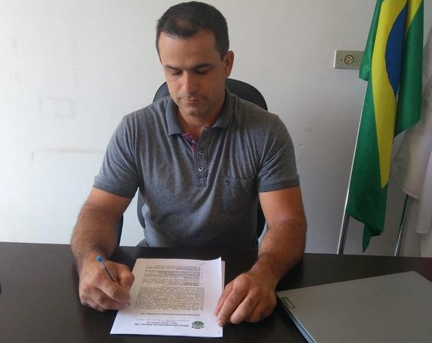 Prefeito Celsinho assina a Certidão de Regularização Fundiária nº 03 da Reurb