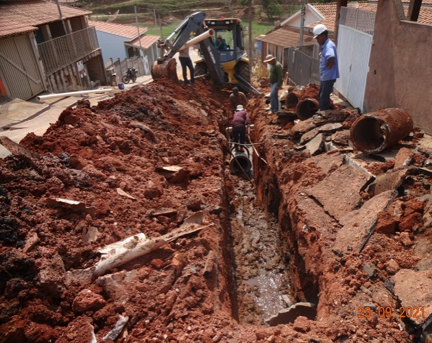 SECRETARIA DE OBRAS E SERVIÇOS PÚBLICOS REALIZA CONSTRUÇÃO DE NOVA REDE DE ESGOTO NO CENTRO DE JURUAIA