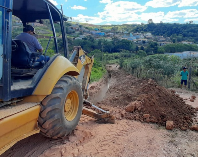 SECRETARIA DE OBRAS E SERVIÇOS PÚBLICOS INSTALA REDE DE ESGOTO NO BAIRRO BARRA MANSA