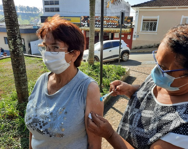SECRETARIA DE SAÚDE PROMOVE DRIVE-THRU PARA APLICAÇÃO DA 2º DOSE DA VACINA CONTRA A COVID-19