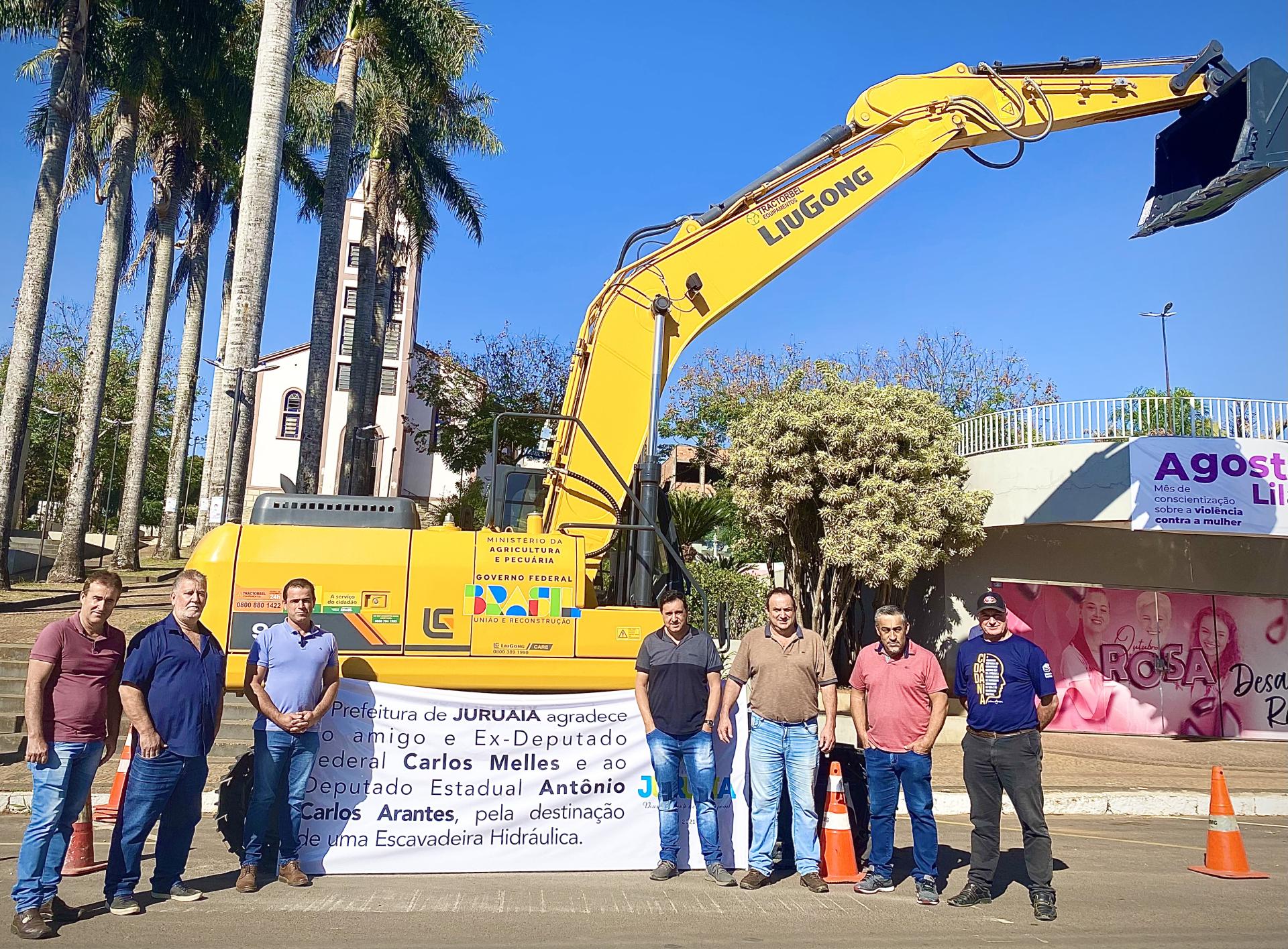 ESCAVADEIRA HIDRÁULICA: PREFEITO CELSINHO E VEREADORES AGRADECEM INDICAÇÃO PARLAMENTAR