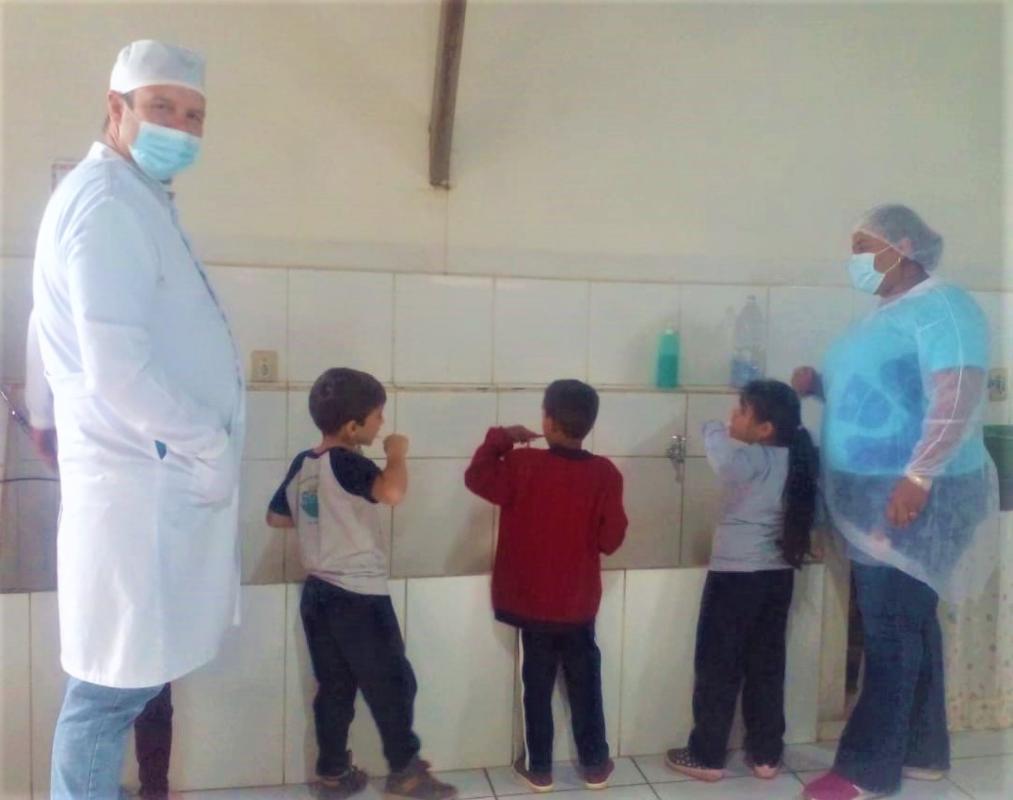 ESTUDANTES RETOMAM A ESCOVAÇÃO MENSAL NAS ESCOLAS MUNICIPAIS