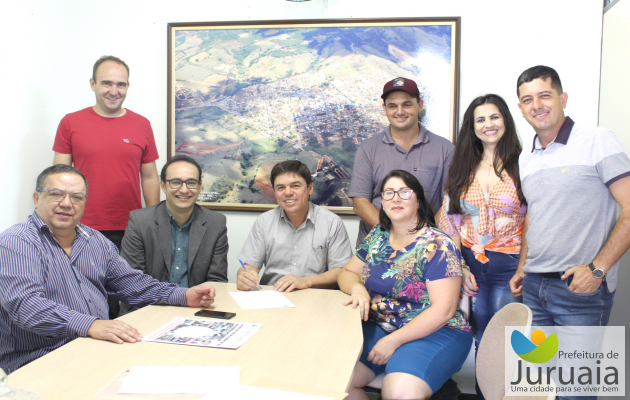 PREFEITURA ASSINA CONVÊNIO PARA TRANSPORTE DE UNIVERSITÁRIOS