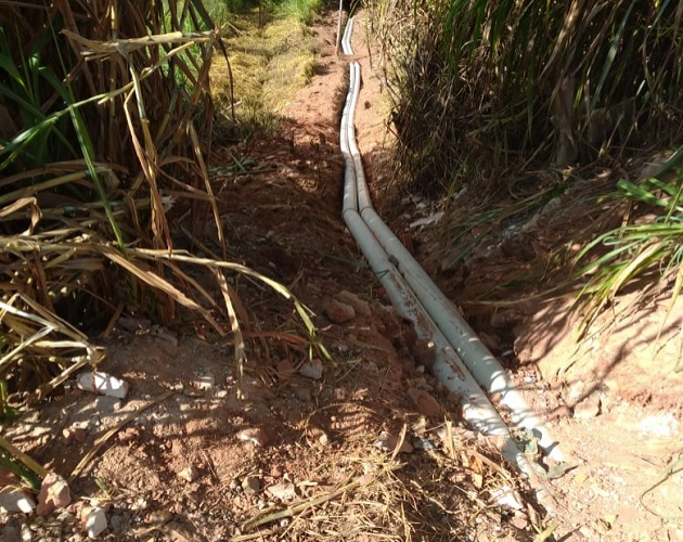 PREFEITURA INSTALA TUBULAÇÃO DE ESCOAMENTO DE ÁGUA E RESOLVE PROBLEMA DE EROSÃO NO BAIRRO LAREZ