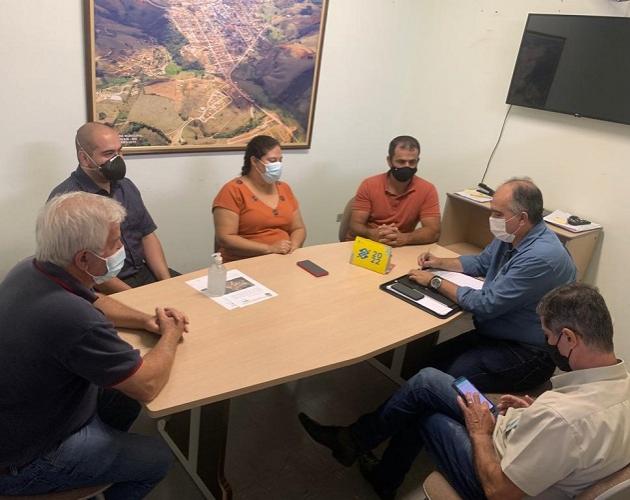 Representantes da Prefeitura de Juruaia e da CEMIG debatem implantação de rede de energia elétrica no Residencial Nenê Reis